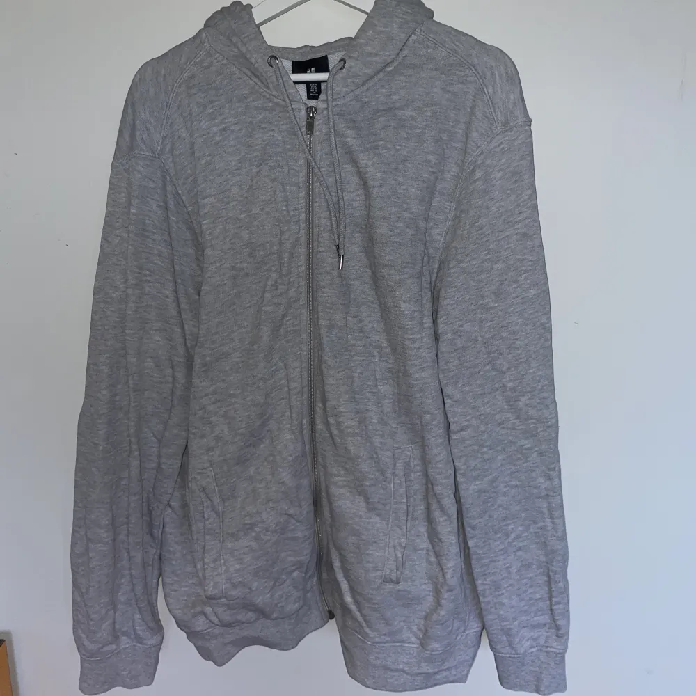 Säljer denna grå zip-hoodie från hm. Enbart använd en gång så nyskick. Storlek XL. . Hoodies.