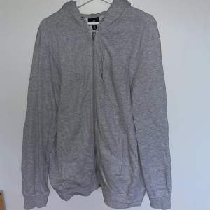 Säljer denna grå zip-hoodie från hm. Enbart använd en gång så nyskick. Storlek XL. 