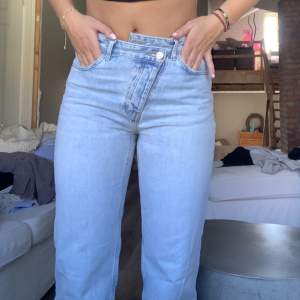 Ett par blåa snygga jeans med snett knäppe🥰säljer pågrund av att dom har blivit för små tyvärr, ett par gamla favoriter! Dom är perfekt på längden för mig som är runt 1,65💓💓ordinarie pris 600 kr. Säljer för 200kr✨