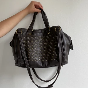 Handväska - Vintage handväska från märket Kochi. Jättebra skick förutom slitage på remmarna (bild kan skickas i chatt). Ca 28cm lång och va 24cm hög. 