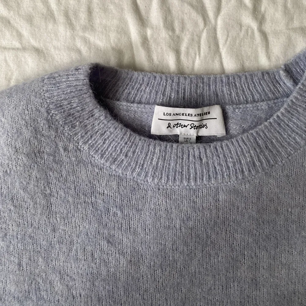 Superfin halvlång tröja i en blandning av alpacka, ull och polyamid. I använt men gott skick! . Stickat.