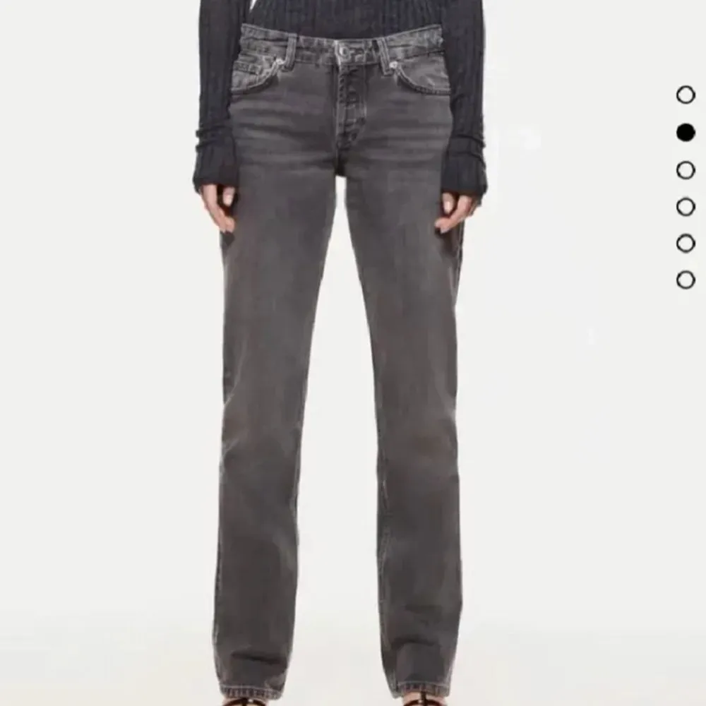Dom förut väldigt populära oh slutsålda grå zara jeansen. Lågmidjade. Köpare står för frakt (66kr) 💛. Jeans & Byxor.
