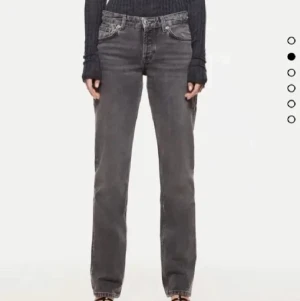 Grå lågmidjade zara jeans - Dom förut väldigt populära oh slutsålda grå zara jeansen. Lågmidjade. Köpare står för frakt (66kr) 💛