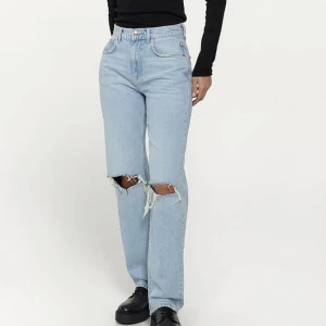 90s jeans från Gina tricot  - Supersnygga jeans från Gina tricot! Ljus tvätt med hål vid knäna. Som nya!