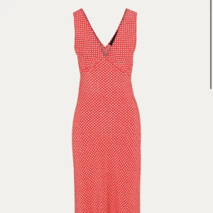 Realisation per klänning - Säljer denna vackra klänningen från realisation per. Använd 2 gånger och är i nyskick. Nypris 3000kr❤️