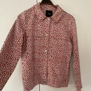 Sommar jacka - Tunn jacka, går att ha på sommaren eller inomhus som kofta.  Som ny! Knappt använd.