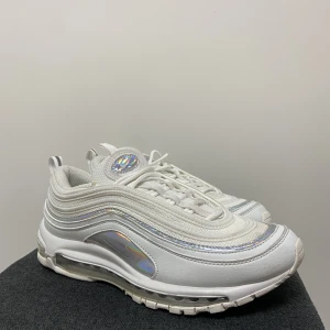 NIKE AIR MAX 97 - Stl 40 Använda ett par gånger +150kr för nike kartong.  Pris kan diskuteras.  