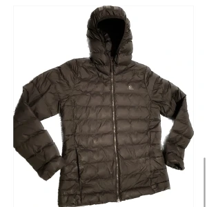 adidas jacka  - snygg adidas jacka som inte använts längre funkar bra till alla väder och är väldigt skön och simple 