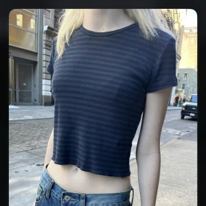 brandy melville randig topp - hailie striped top från brandy i mörkblå 💙 superskön tshirt i nyskick, nästan aldrig använd! inte så croppad som det ser ut (på mig iaf)
