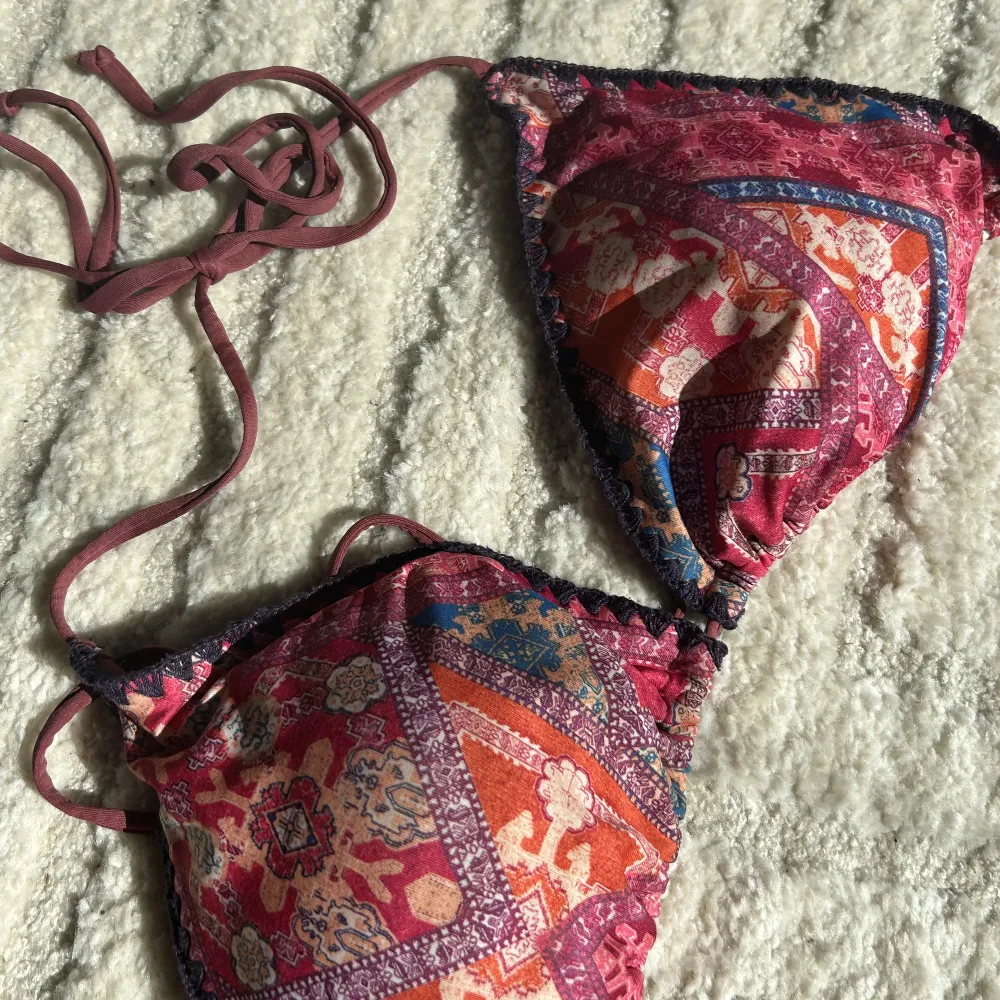 Bohemisk bikinitopp från H&M i storlek 42 men skulle säga att det är en 38 då den är liten i kupan💕. Övrigt.