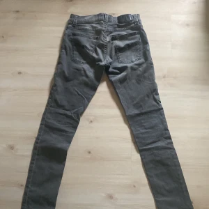 Nudie jeans - Säljer ett par gråa nudie jeans då dom inte passar mig
