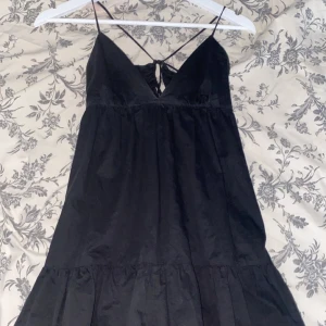Klänning  - Fin zaraklänning som inte använts på 1 år