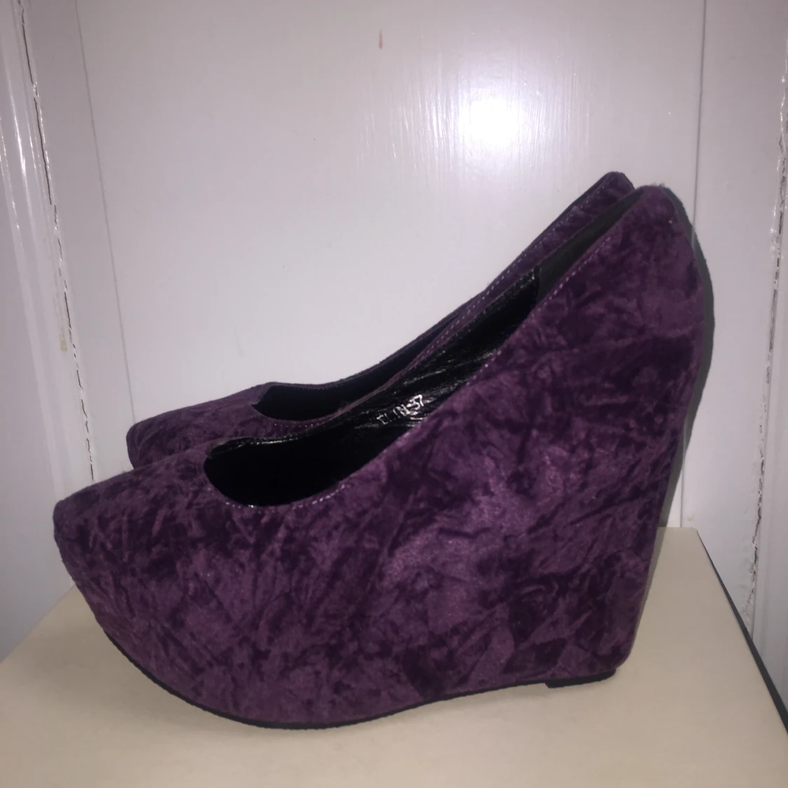 Snygga sammet kilklack  - 90