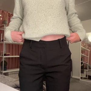 Kostymbyxor - Kostymbyxor från bikbok i storlek 34, ( jag är 163-164cm! ) har använt 2ggr och dom är nyskick! skriv vid mer frågor !!💓💓