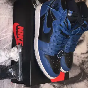 Air Jordan 1 high og dark Marina blue. Använda ett par gånger men bra skick  Box finns   vita och svarta snören ingår och Hypeboost tag ingår också  Nypris cirka 2200 Säljer för att jag inte använder de längre.  Skriv för mer bilder och information  