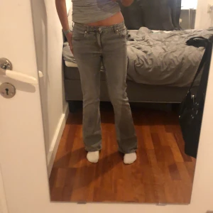 Lågmidjade jeans  - TRYCK EJ PÅ KÖP DIREKT‼️Säljer dessa trendiga gråa lågmidjade jeans från ginas barn avdelning! Buda gärna privat! 