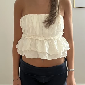 Zara topp - Säljer min volang topp från zara i strl xs!