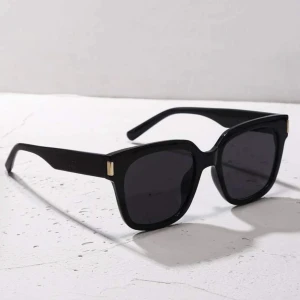 Solbrillor - Solglasögon som inte kommer till användning.