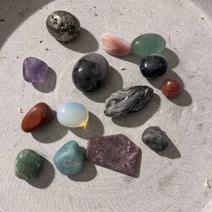 Kristaller  - Äkta kristaller som hjälpt mig och nu får hjälpa någon annan. Skriv gärna om du undrar vad någon specifik Sten kan göra/heter så vägleder jag dig.   Stenarna har olika pris/vikt och börjar från 25-120kr. Köper du fler får du den billigaste på köpet. 