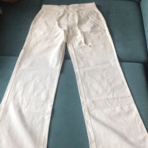 Linnebyxor - Säljer dessa vita linnebyxor ifrån Vero Moda!, de sitter väldigt smickrande på och når ända ner till golvet på mig som är 157☺️ Skriv privat vid frågor eller om fler bilder önskas. De är i toppskick! Vid snabbt och smidigt köp är pris diskuterbart:)