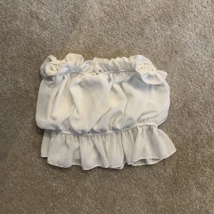 Topp från boohoo - Gullig bandeau topp från boohoo