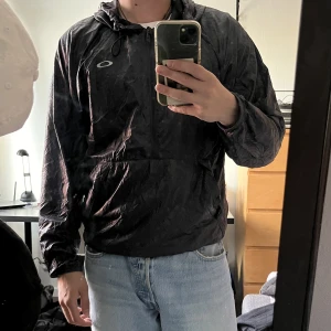 Oakley jacka - Skit nice vintage oakley jacka. Windbreaker material, jag är 175 och den sitter så på mig, men tagen säger XS. 