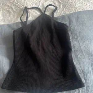 Säljer detta oanvända linnet från BikBok, köpt för länge sen man är för litet för mig så har aldrig använt det.  Frakt ingår i priset!