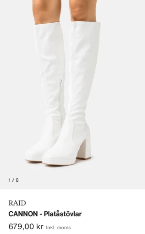 Vita kneehigh stövlar  - I perfekt skick, endast provade. Riktigt snygga. 