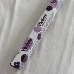 Ett 20-pack Viola incense sticks (har endast använt en ur paketet, annars orörd). Perfekt för dina witchy ritualer eller ifall du bara vill ha en ljuvlig doft i ditt hus! Läs bio innan du köper!!