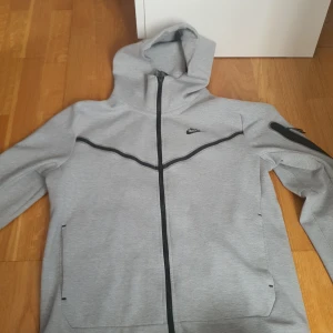 Grå nike tech fleece - Typ oanvänd den är riktig köpt från nike, size m