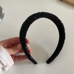 Diadem - Ett jätte snyggt svart glittrigt diadem. Endast testat! Kände att det inte passade mig och slängde kvittot så gick inte att skicka tillbaka