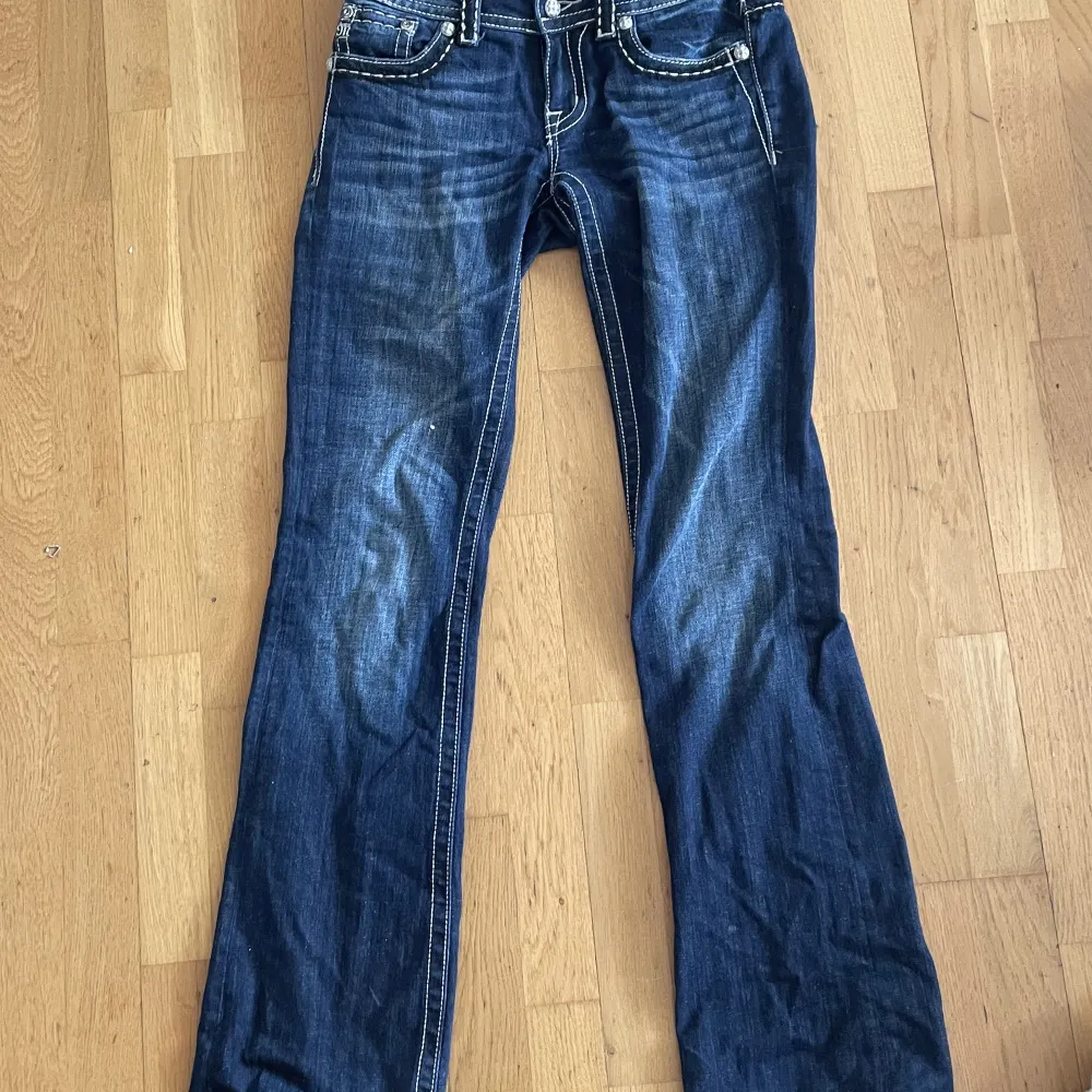 Coolaste missme jeansen!!  behöver sälja för de är för små för mig 😔😔84 innerbenslängd. Storleken som stog när jag köpte de var 28/33. Passar mig som är 175💕. Jeans & Byxor.