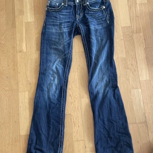 Miss me jeans - Coolaste missme jeansen!!  behöver sälja för de är för små för mig 😔😔84 innerbenslängd. Storleken som stog när jag köpte de var 28/33. Passar mig som är 175💕