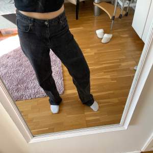 Jeans från NA-KD x Ida Carlsson! Sparsamt använda i strl 38. Sitter lite oversized på mig som normalt använder 36/s!💗
