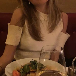 Vit offshoulder topp - Jättesnygg vit topp från zara med offshouldet på axlarna. Använd 1 gång. Storleken är M men skulle snarare säga att den passar allt från xs-m