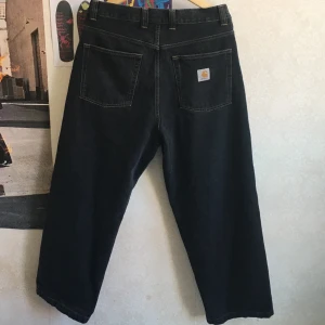 Carhartt ”brandon pant” - Nästan helt nya Carhartt byxor! Modellen är ”brandon pant” Och är en av deras lite mer baggy modeller! Svin grymma