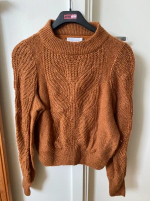Stickad brun topp - Superfin stickad brun tröja. Strl XS. I jättefint skick.