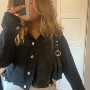 Jeans jacka  - Jeansjacka i färgen svart, köptes på asos för 500 men mitt pris är 250