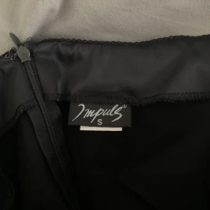 svart kjol - Black knee long skirt. Size S Perfect for going out! (sorry for not ironing it)