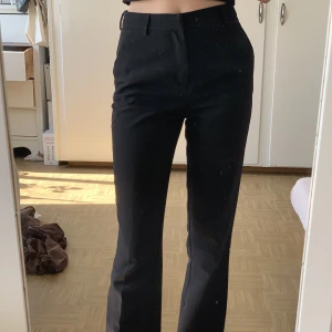 Kostymbyxor - Svarta kostymbyxor köpta på plick för några månader sen! Helt okej skick därav billigt pris (skriv för fler bilder). Köparen står för frakt🫶