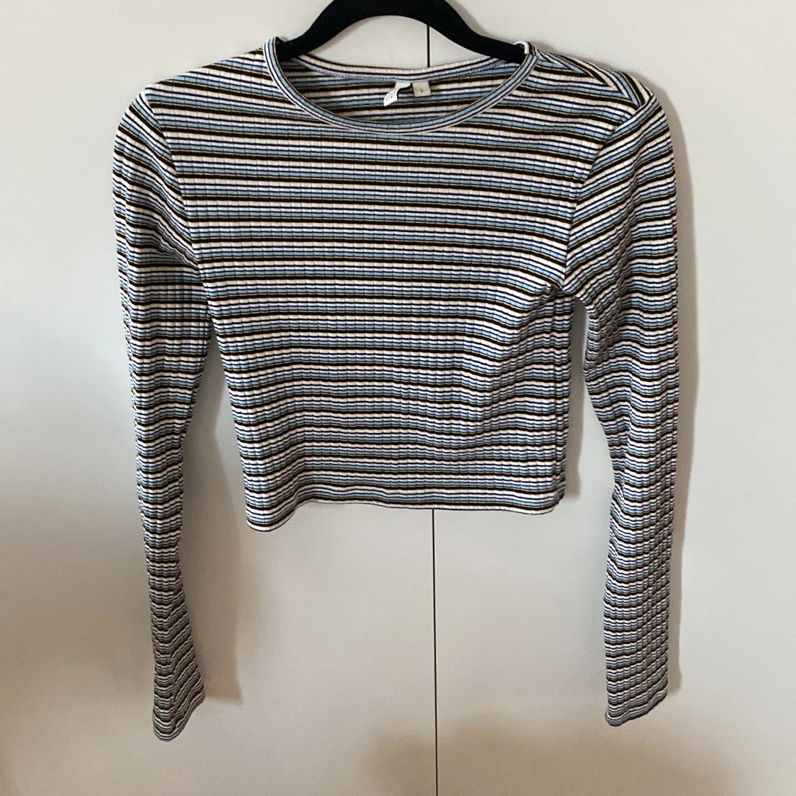 En långärmad kort tröja 