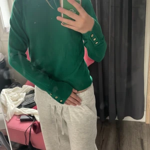 Tröja - Säljer denna sjukt fina tröjan som aldrig kommer till användning! Nästan aldrig använd! Kontakta för fler bilder😽