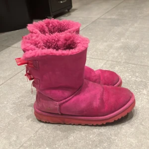 Rosa uggs - Rosa uggs! Använd antalgånger, de är storlek 36 men passar på mig som är storlek 38. TRYCK EJ PÅ KÖP NU! tycker ni priset är för högt så diskuterar vi.❤️‍🩹