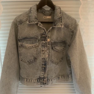 Jeansjacka - Säljer denna snygga jeansjacka från Gina Tricot💞Använd 1 gång, så i fint skick.