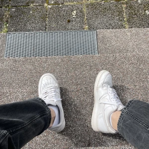 Nike Airforce  - Säljer nu mina airforce 1 då jag inte kan använda dom längre, är rätt så välanvända och är lite märken här o var men är en perfekt sko o ha nu till sommaren, bytte rätt nyligen snöre på dom