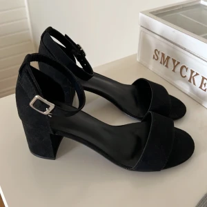 Svarta klackskor - Säljer dessa svarta klackskorna som är perfekta till bal o student eller liknande. Endast använda en gång så dem är i nyskick. Storlek 37