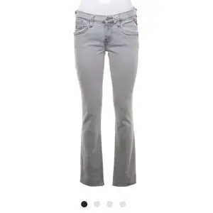 Säljer dessa Lågmidjade ljusgrå replay jeans som jag köpte från Sellpy för ca 2 veckor sen, de satt tyvärr inte som jag ville så därför säljer jag💗köpta för 400kr och är väldigt fint skick💗
