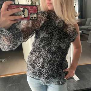 Skit snygg blus! - Säljer denna as snygga blus från hm som är köpt här på plick nyligen men är lite för lång på mig enligt min smak! 