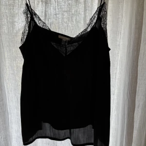 Satin topp - Svart satin topp ifrån h&m i storlek 44, men sitter ändå bra på mig som vanligtvis har storlek 36!🖤