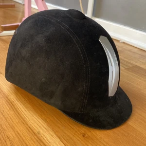 Ridhjälm - En fin ridhjälm stl, storlek S (54-56). Crw säljer pga att den blivit för liten. 